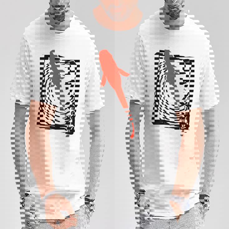 メダカ：ハンコスタンプデザインで描かれたメダカはエサを欲す。 Tシャツ 面白い贈り物