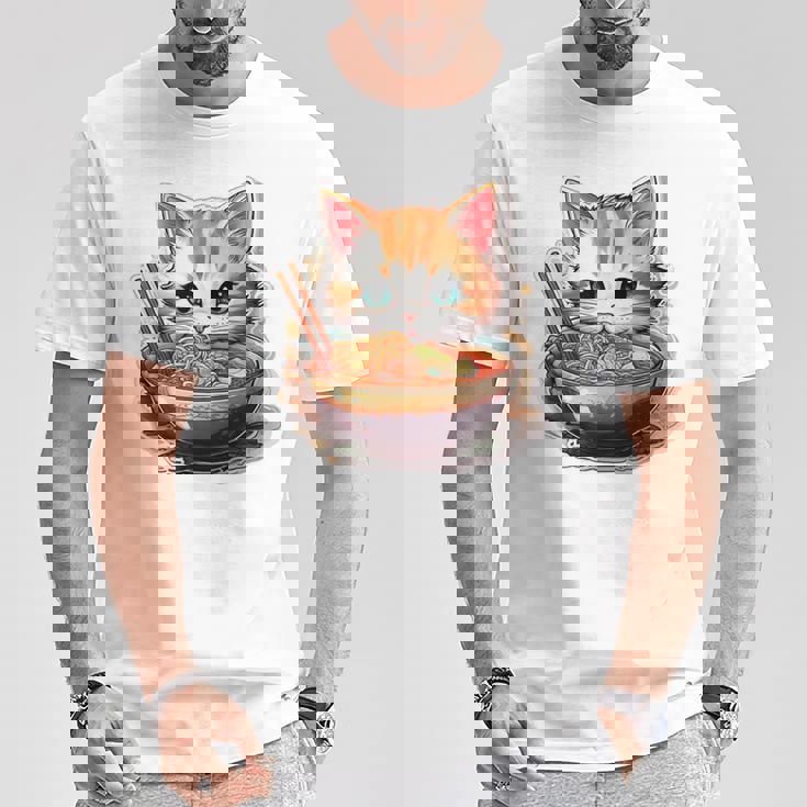 ラーメンを食べている子猫 Tシャツ 面白い贈り物