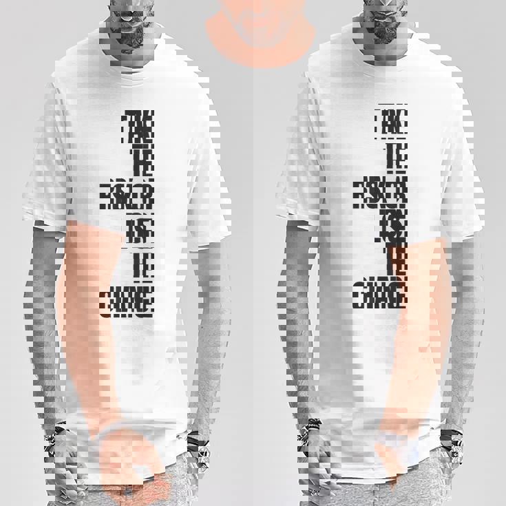 リスクを取るか、チャンスを失うか大胆なモチベーションウェア。 Tシャツ 面白い贈り物