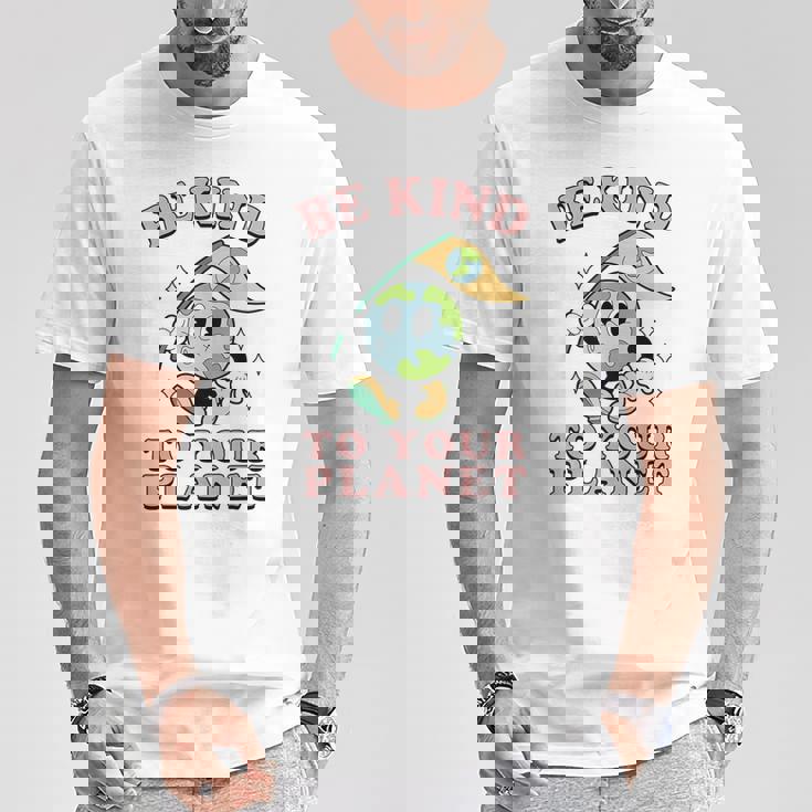 レトロ グルービー Be Kind To Your Planet Earth Day 70年代 80年代 4月 Tシャツ 面白い贈り物