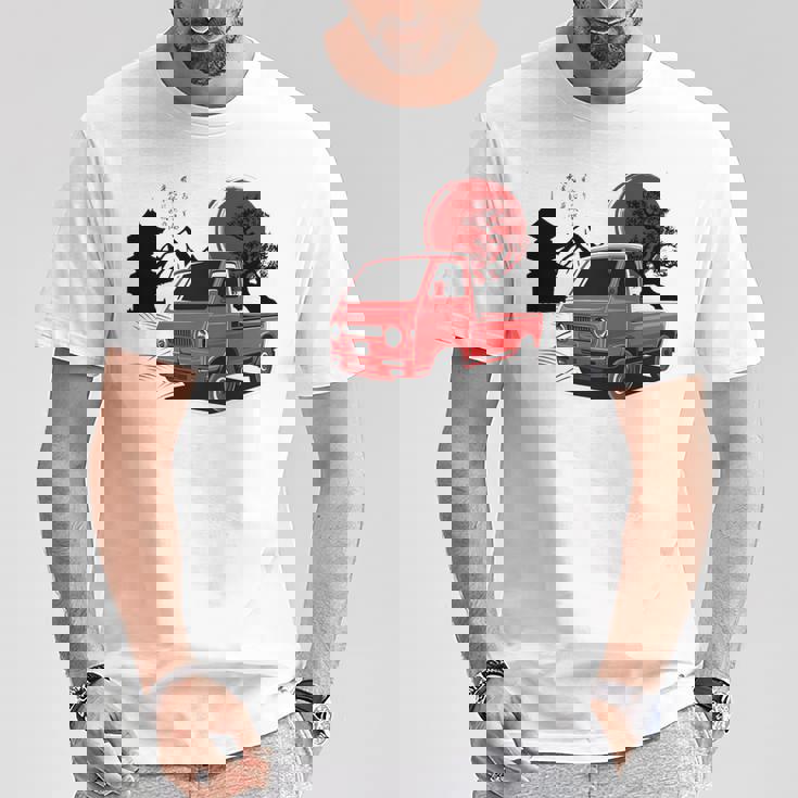 レトロな赤いミニトラックと日本の夕日。 長袖tシャツ Tシャツ 面白い贈り物