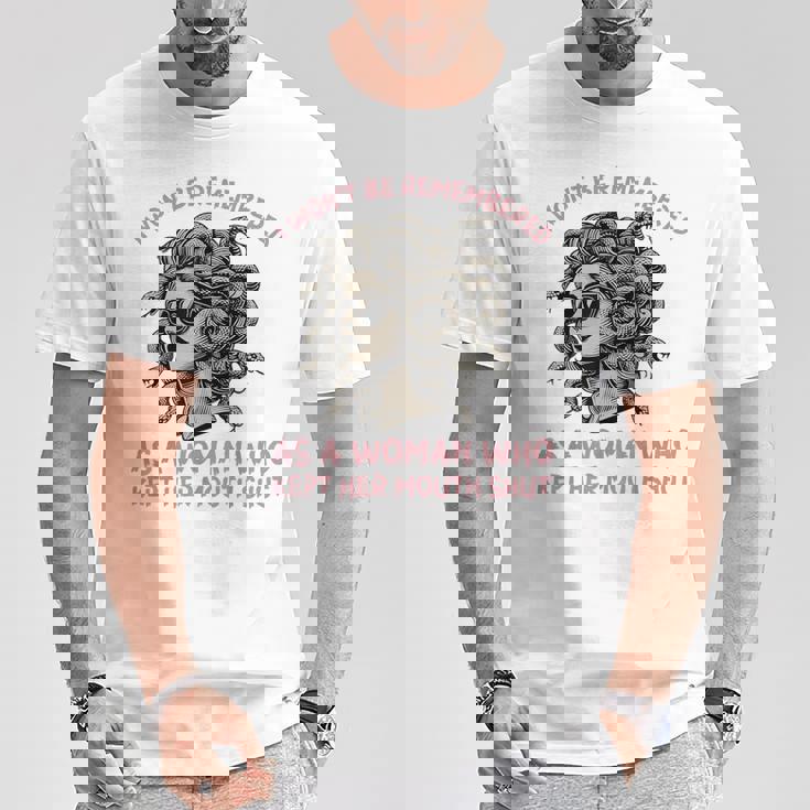 口を閉じた女として 記憶されない Tシャツ 面白い贈り物