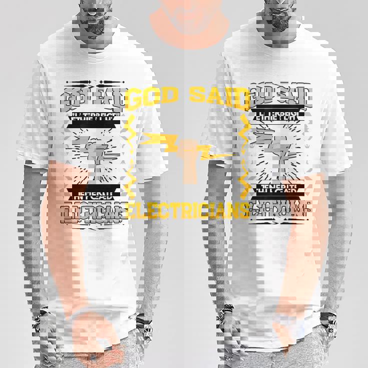 神は「光あれ」と言われてから、電気技師を創られた Tシャツ 面白い贈り物