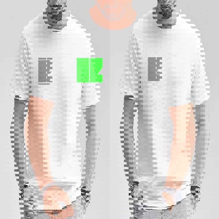 背中【充電中】電池 バッテリー おもしろ 面白い ギャグ ネタ ウケ狙い 笑える ユーモア おバカな 個性的な Tシャツ 面白い贈り物