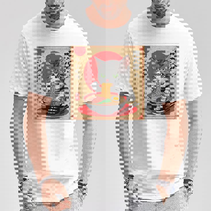 背中にラーメンを食べる緑色の目を持つ日本猫のデザイン。 Tシャツ 面白い贈り物