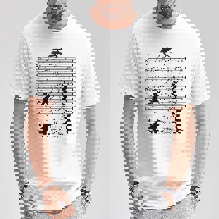 音楽譜上の遊ぶ猫のシルエットデザイン ピアノ音符 遊び心のある猫 猫 ジョーク かわいい 動物好き ギャグ好き Tシャツ 面白い贈り物