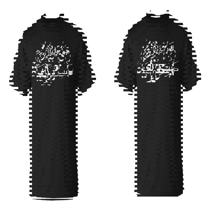 On This Earth アラビア語引用 カリグラフィー Tシャツ