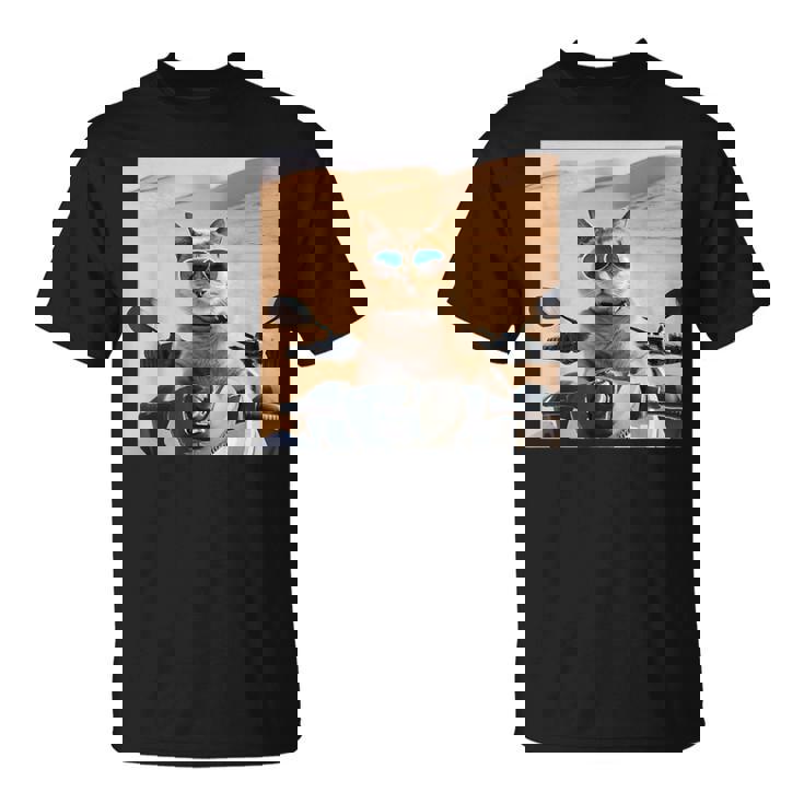 アラビア砂漠でサングラスをかけた猫、ドバイにマッチ。 Tシャツ