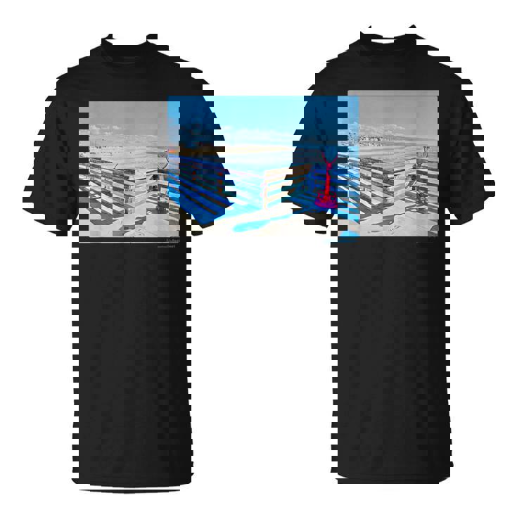 カリフォルニアの桟橋からのカラフルな海の景色 Tシャツ