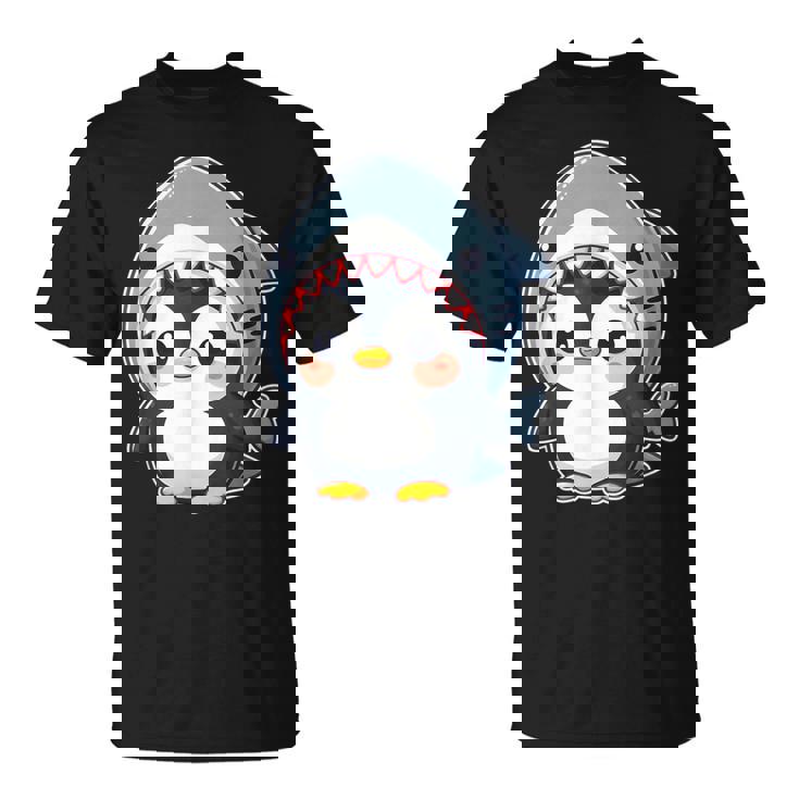 サメのコスチュームを着た面白いペンギン Tシャツ