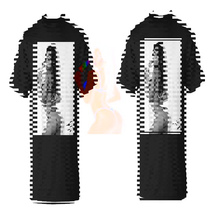 セクシーガールグラフィックtシャツ アイスポップのセクシーなラティーナブーティーガール。 Tシャツ