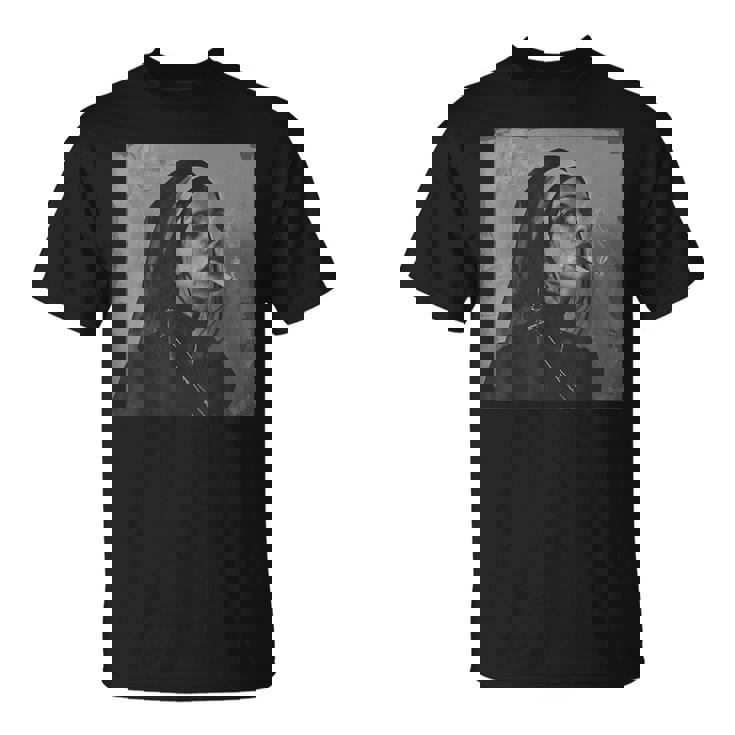 タバコを吸うクールな尼僧、反抗的な尼僧 Tシャツ