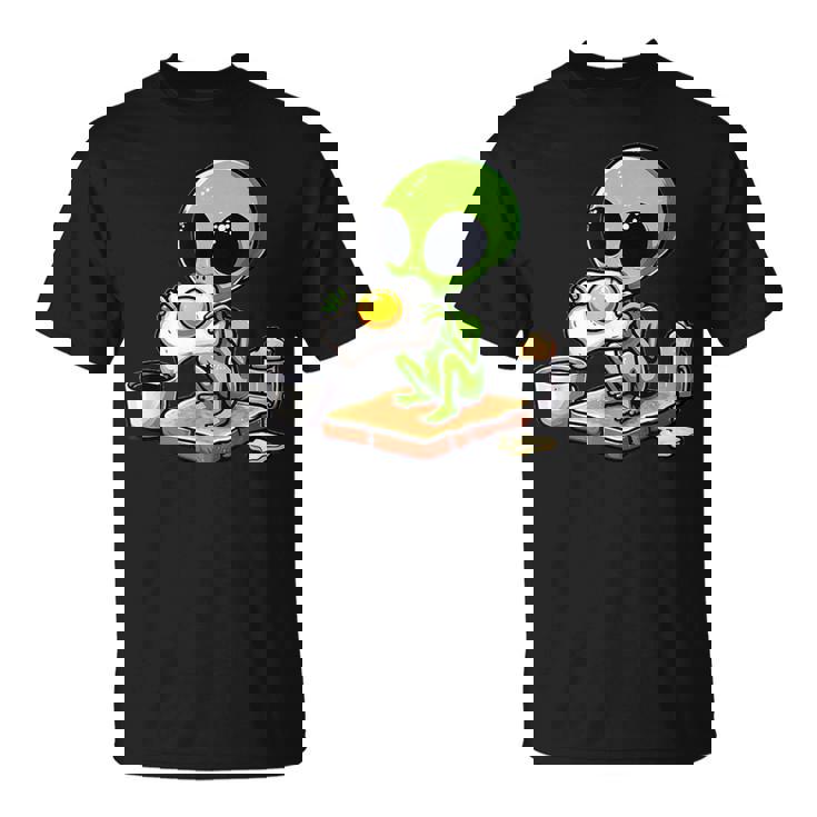 トーストに目玉焼きを食べるエイリアン Tシャツ