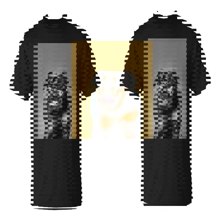 ハッピーロットワイラー犬自撮りポートレート Tシャツ