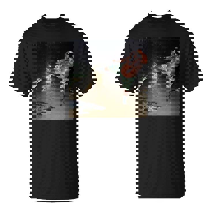 ワニを蹴る男 Tシャツ