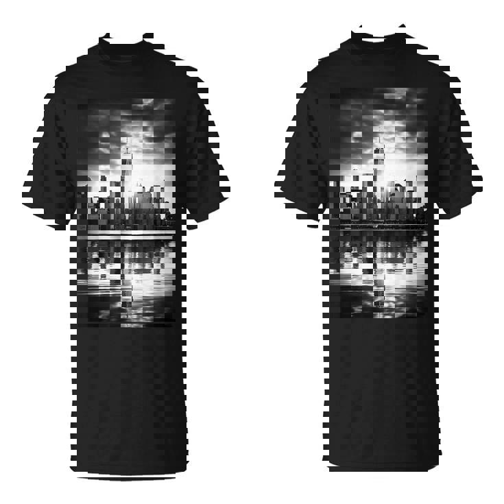 反射写真付き都市のモノクロ写真 Tシャツ