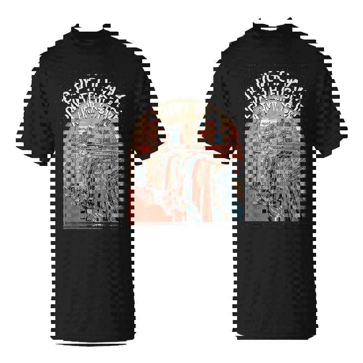 古着屋の通路を歩く面白い古着愛好家 Tシャツ