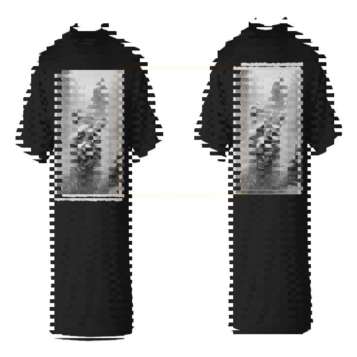 怖いアライグマのセルフィーとビッグフット&面白いサスカッチ。 Tシャツ