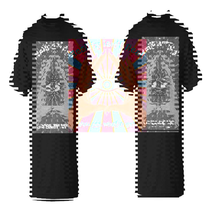 手、三角形、すべてが見える目を持つイルミナティデザイン。 Tシャツ