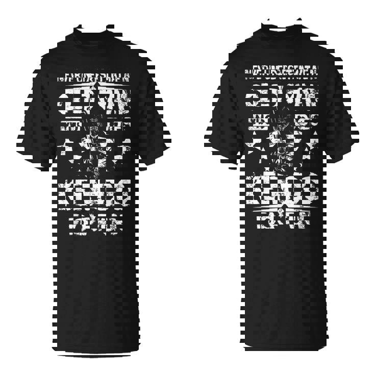 楽しみのために剣道をする老人を決して過小評価しないでください。 Tシャツ