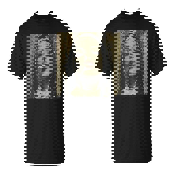 熱い尼僧がタバコを吸う、反抗的な尼僧 Tシャツ