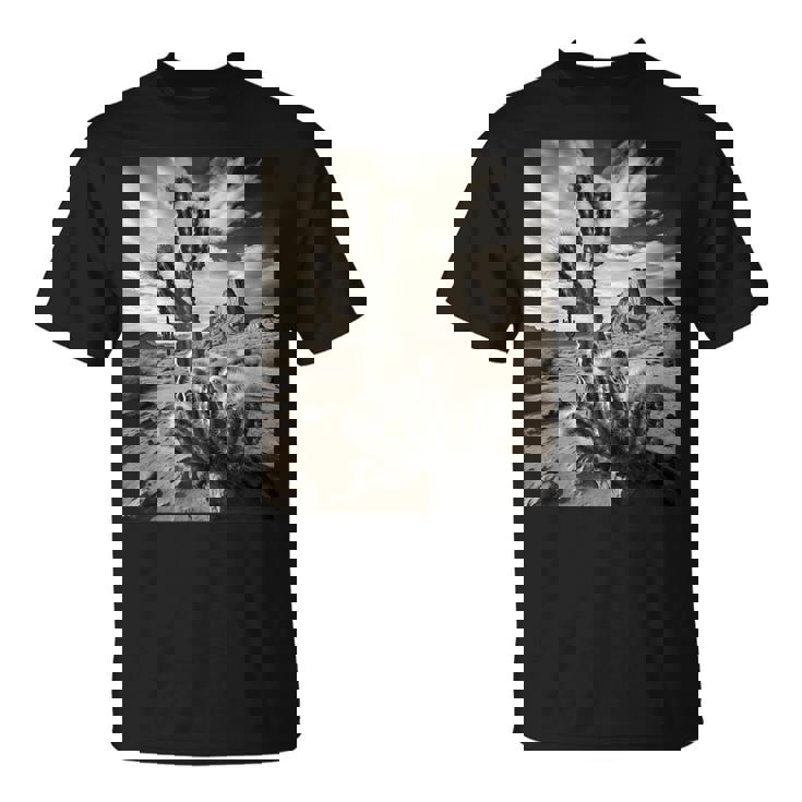 砂漠のサボテンのモノクロ写真 Tシャツ