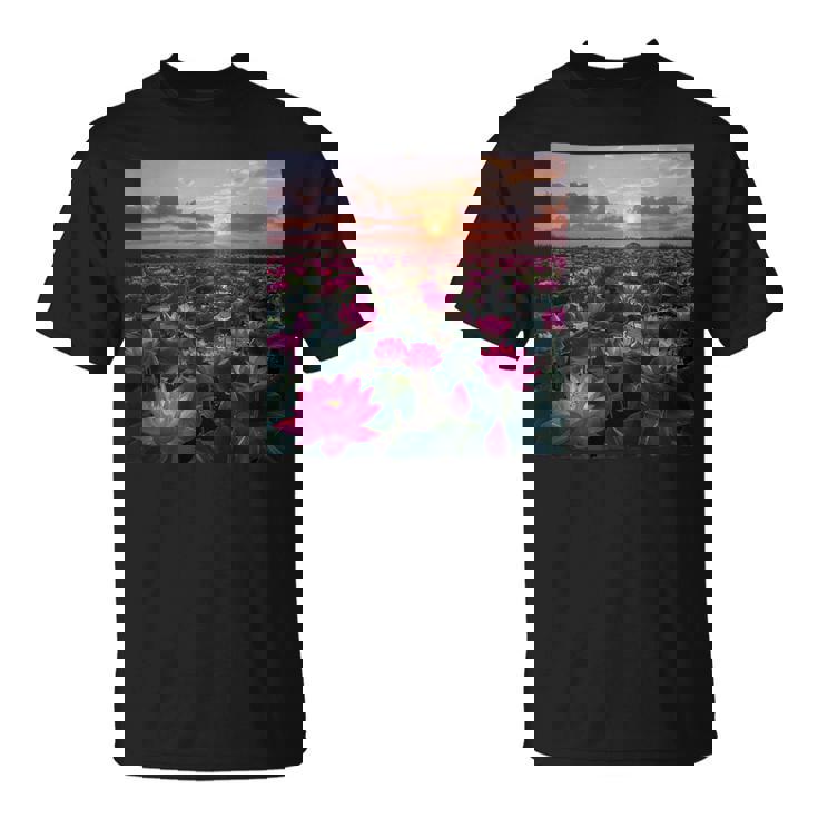 蓮の花畑 美しい夕日のグラフィック Tシャツ