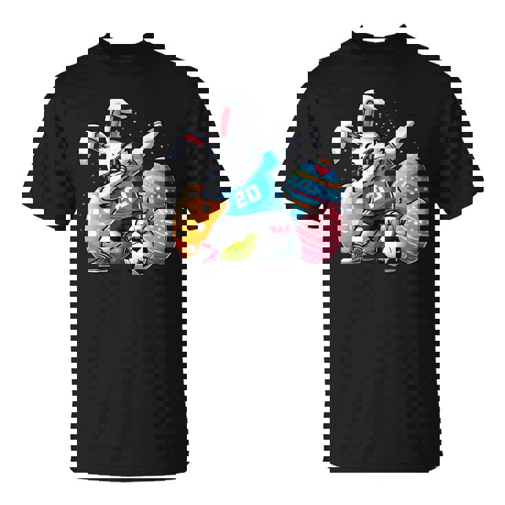 面白いイースターバニーとサッカーボールで軽くたたくイースターバニー。 Tシャツ