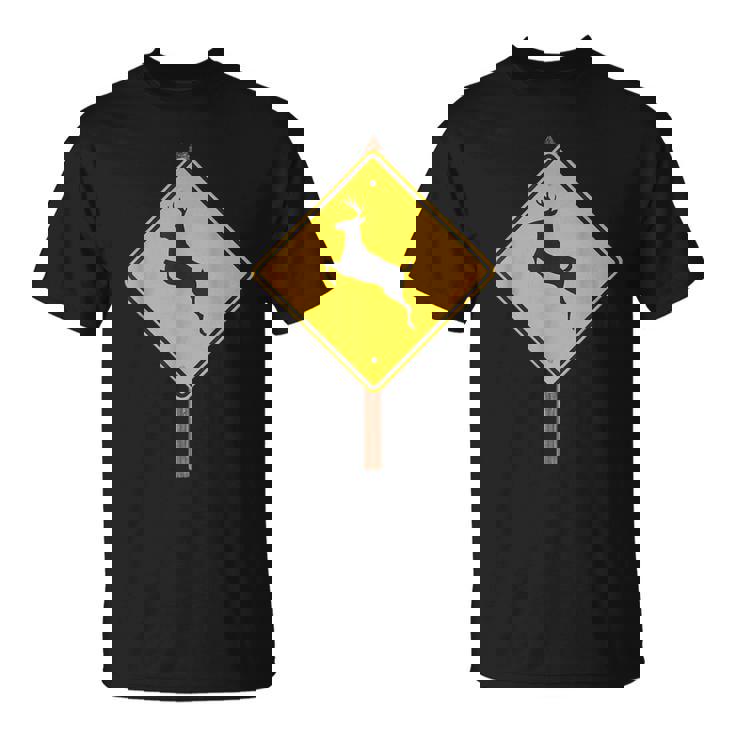 鹿を渡る道路標識コスチューム Tシャツ