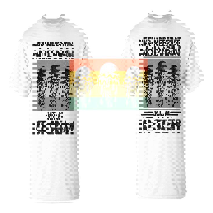 アイスクリームを持った老婆を決して過小評価しない Tシャツ