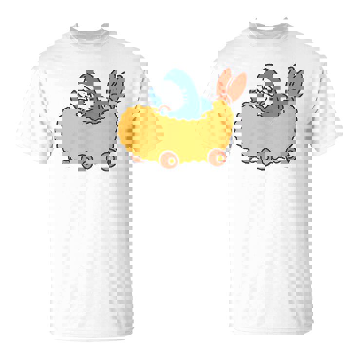 エビフライのくるまを運転するサメ Tシャツ