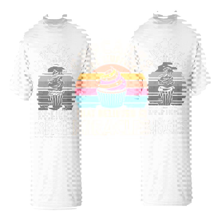 カップケーキは奇跡を信じたマフィンです レトロカップケーキ 長袖tシャツ Tシャツ