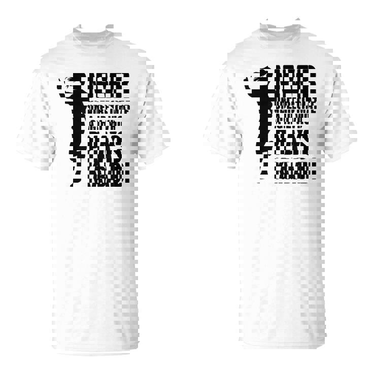 カヴァディを演じる少女を決して過小評価しない Tシャツ