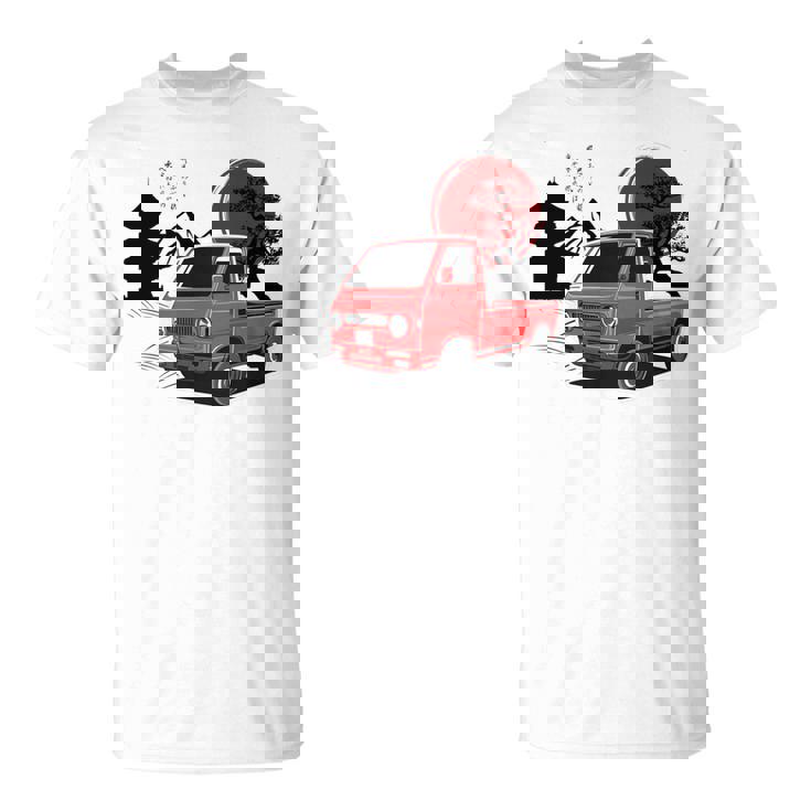 レトロな赤いミニトラックと日本の夕日。 長袖tシャツ Tシャツ