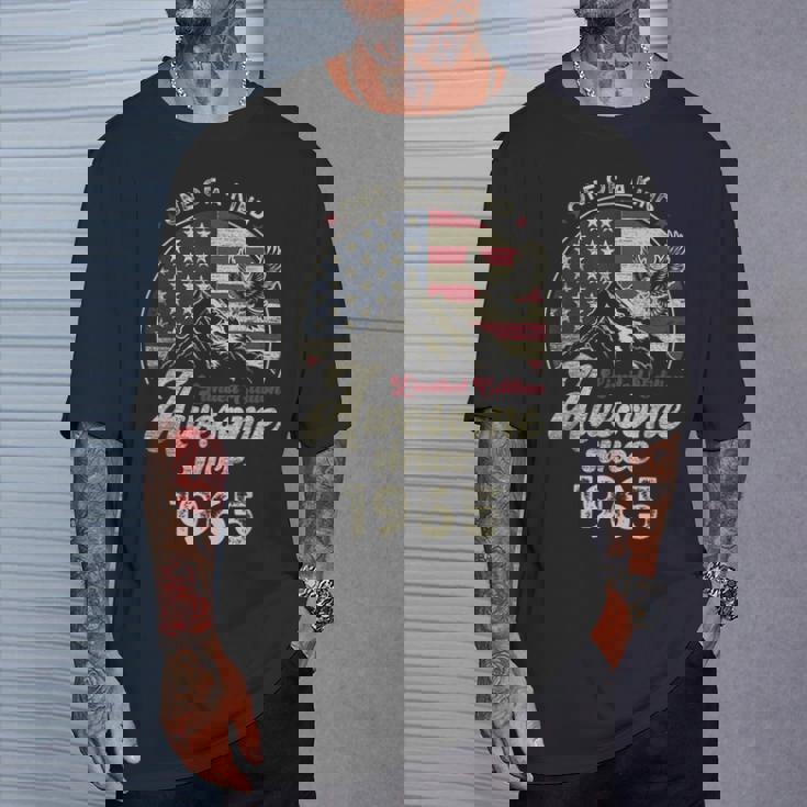 1965 愛国的なイーグル、60歳の誕生日、アメリカ国旗 愛国的 Tシャツ 彼への贈り物