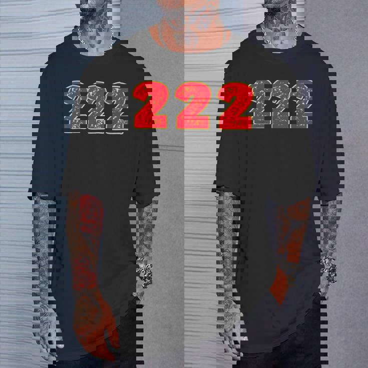 222 エンジェルナンバー Right Place Right Time Tシャツ 彼への贈り物