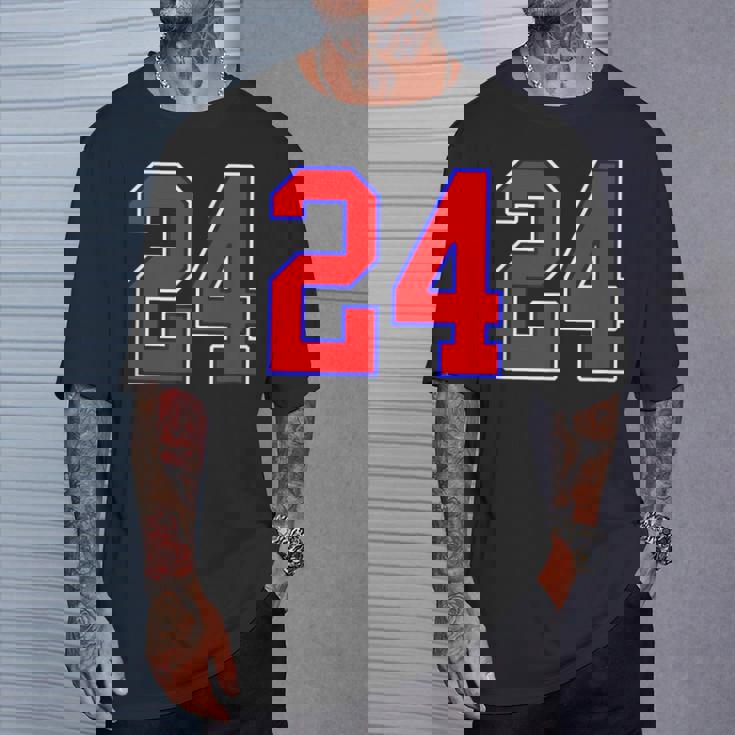 24番の大学スポーツスタイル。レッド、ブルー、ホワイト。 Tシャツ 彼への贈り物