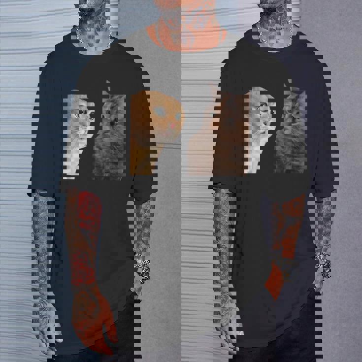 2匹の猫がミームを話す Tシャツ 彼への贈り物