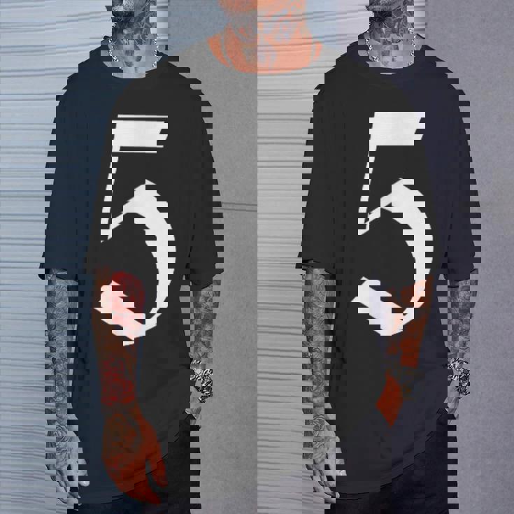 5番目 古英語の中世スタイルの五 Tシャツ 彼への贈り物