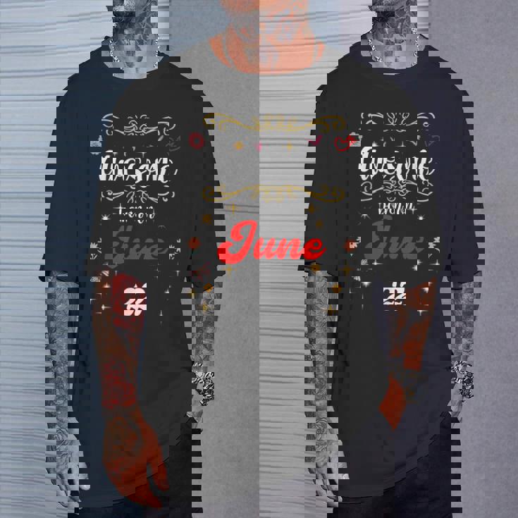 6月22日の誕生日に生まれた素晴らしい花と蝶。 Tシャツ 彼への贈り物