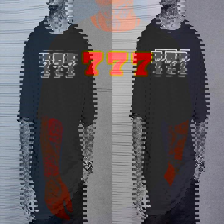 777 スリーセブン【スロット カジノ ラッキー7】数字 文字 シンプル デザイン Tシャツ 彼への贈り物