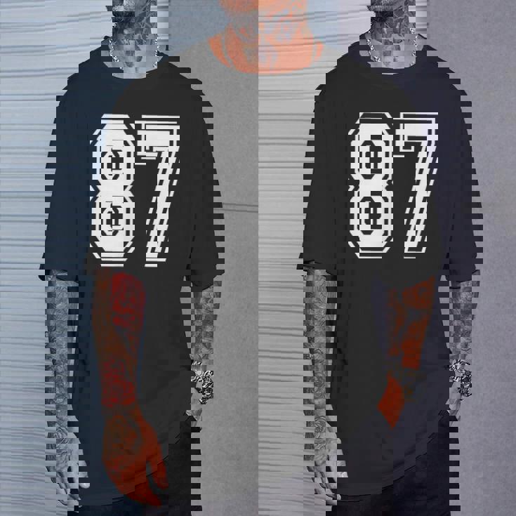 87番の前面と背面にホワイトのプリント。 Tシャツ 彼への贈り物