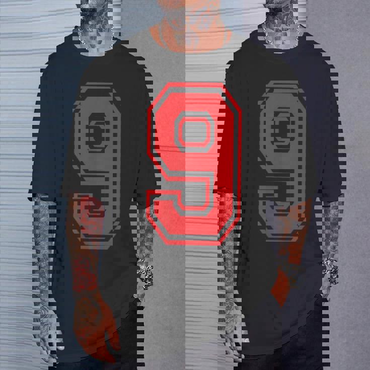 9番のスポーツスタイル。赤。 Tシャツ 彼への贈り物