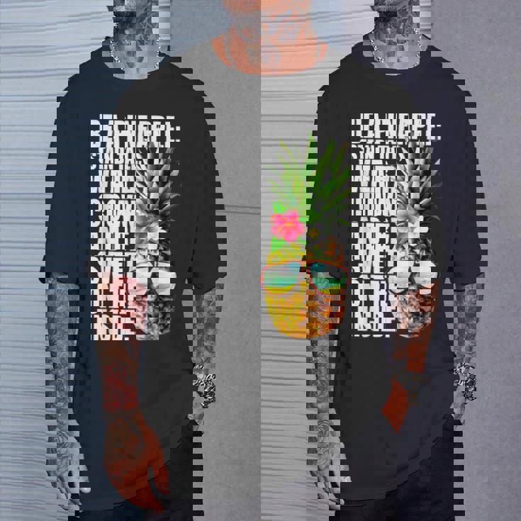 Be A Pineapple Wear A Crownweet Inside アロハ・ハワイパイナップル Tシャツ 彼への贈り物