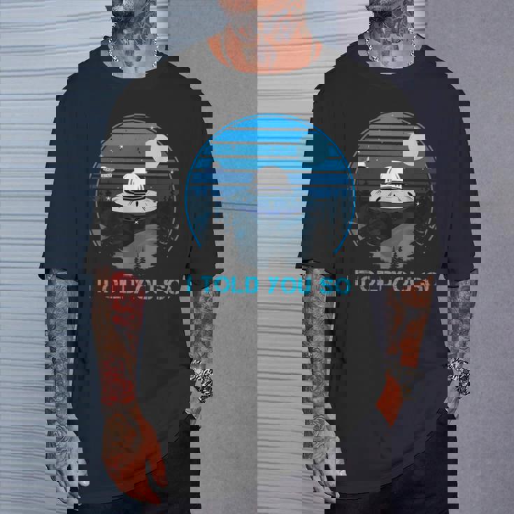 Alien Invasion In The Dark Ufo I Told Youo Tシャツ 彼への贈り物