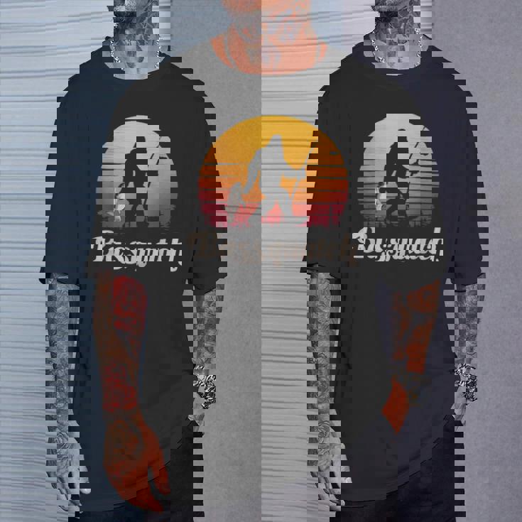 Basssquatch ビッグフット 釣り バス フォレスト シルエット Tシャツ 彼への贈り物