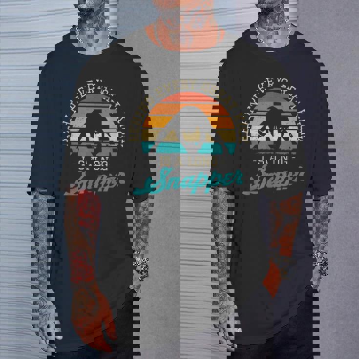 Behind Every Great Kick Is A Longnapper 面白いディープスナッパー Tシャツ 彼への贈り物