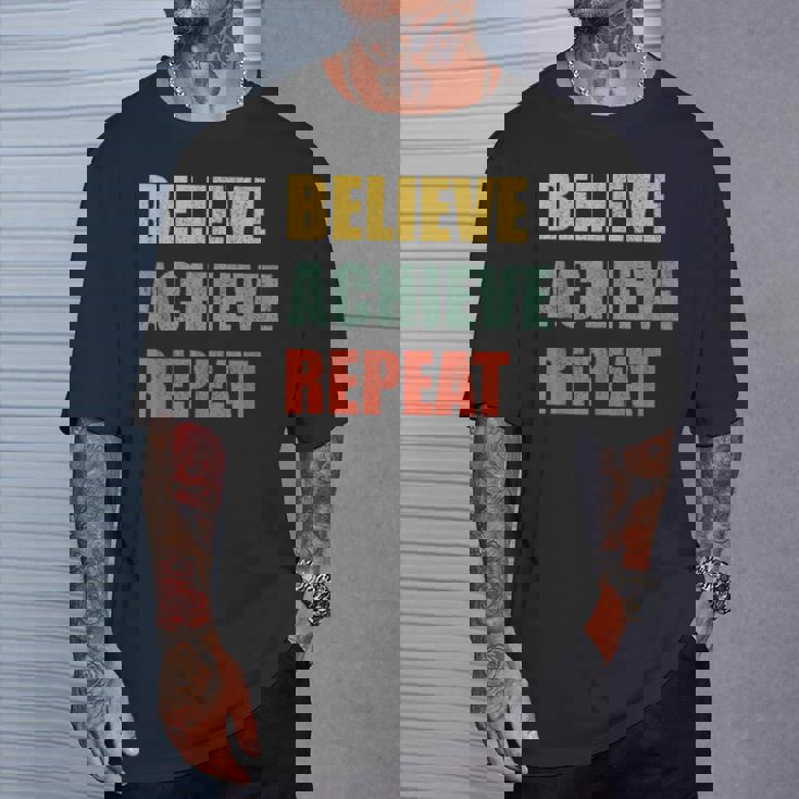 Believe Achieve Repeat Motivational Ambition Inspiration Tシャツ 彼への贈り物