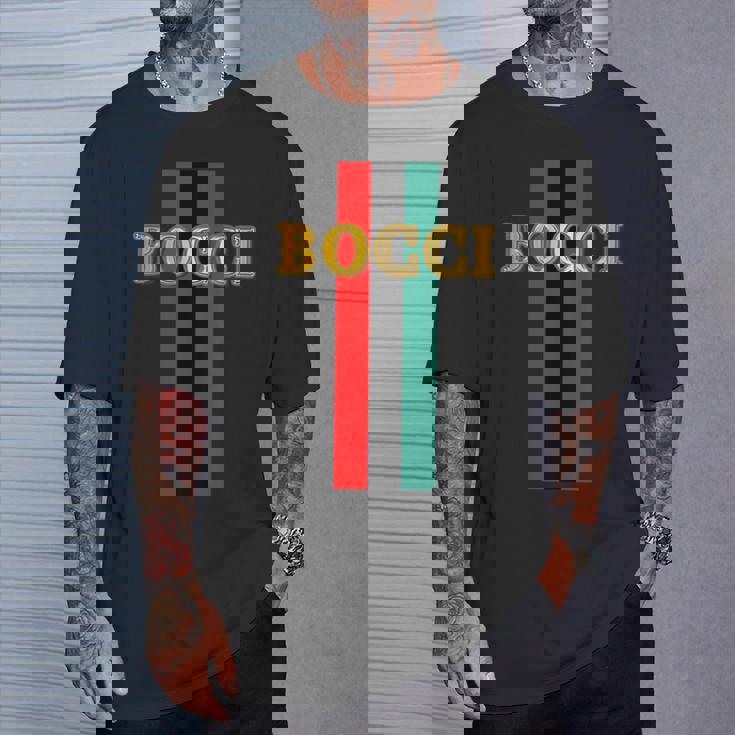 Bocci ぼっち《フェイクゴールド ロゴ》緑 赤 ライン【変なデザイン屋さん】陰キャ オタク ブランド パロディ 面白 Tシャツ 彼への贈り物