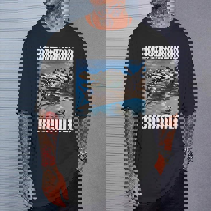 Bombardino Crocodilo イタリアンブレインロットミーム Tシャツ 彼への贈り物